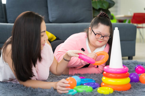 Begeleider in gesprek met ouders bij VertrouwdZorg
